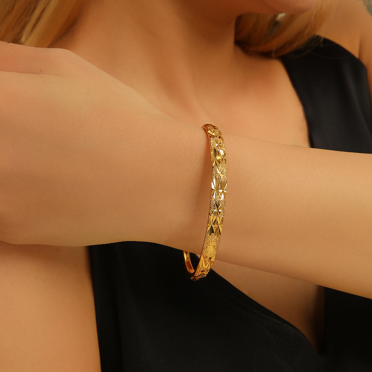 1pcs Vintage Gold-plated 18k Delicate Pattern Bracelet, Sand Gold Women's Open Bracelet