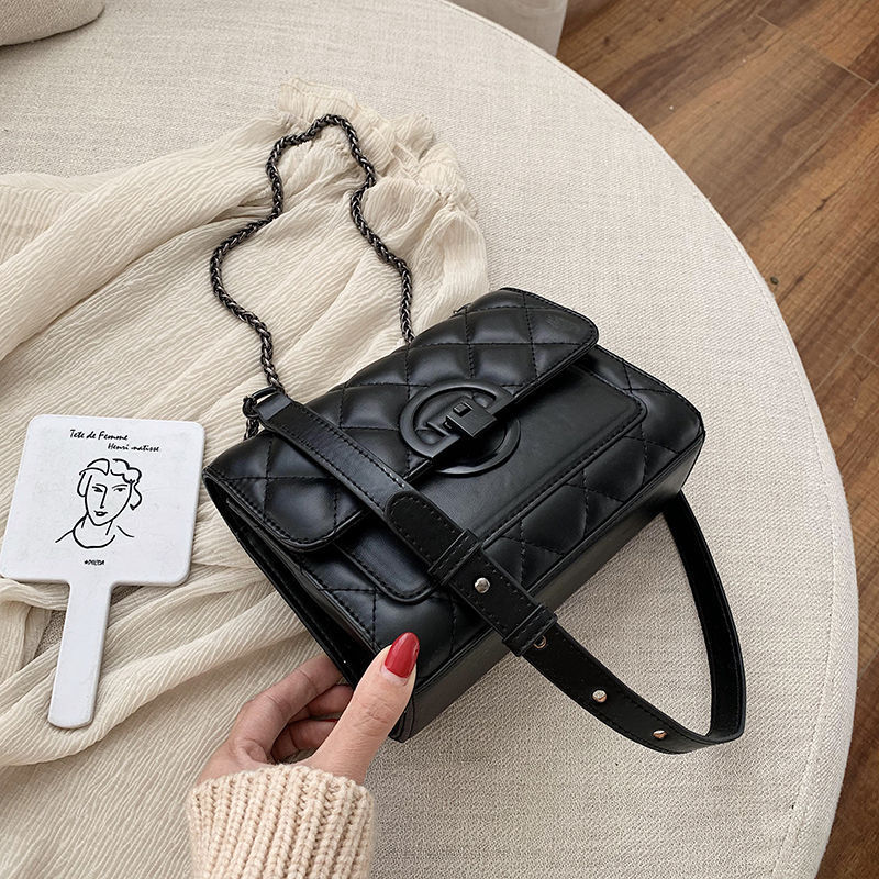 Rich Diamond Pattern Chain Bag