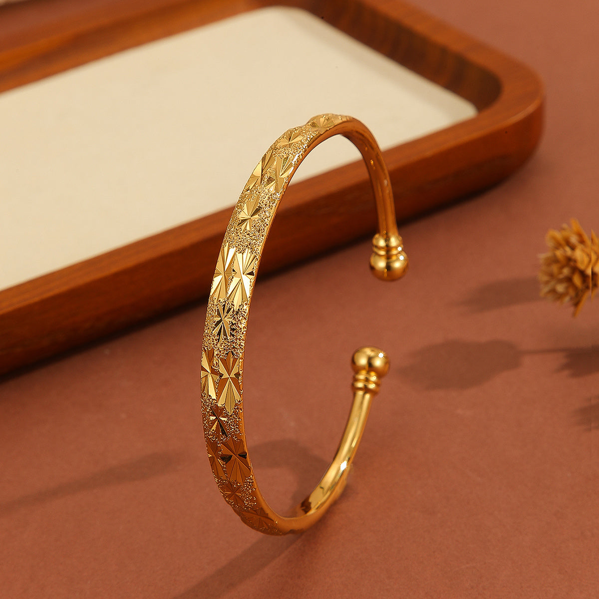 1pcs Vintage Gold-plated 18k Delicate Pattern Bracelet, Sand Gold Women's Open Bracelet